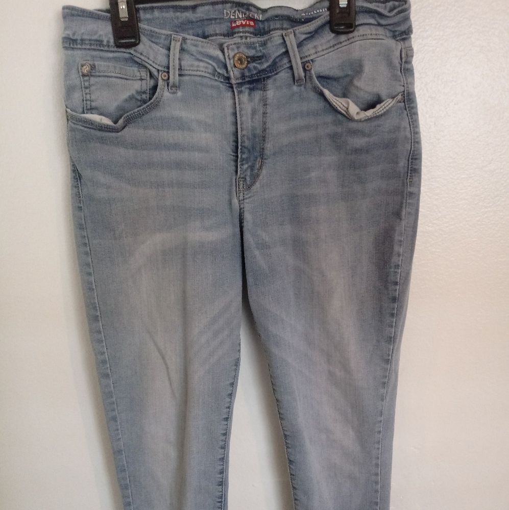Light wash Levis Denizen Jeans